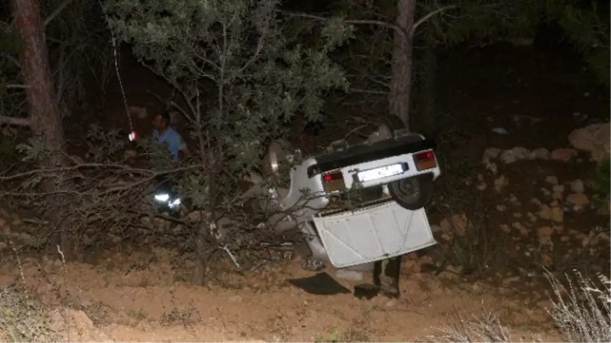 Kadın Sürücü Ağaçta Asılı Kalan Araçtan Sağ Çıktı