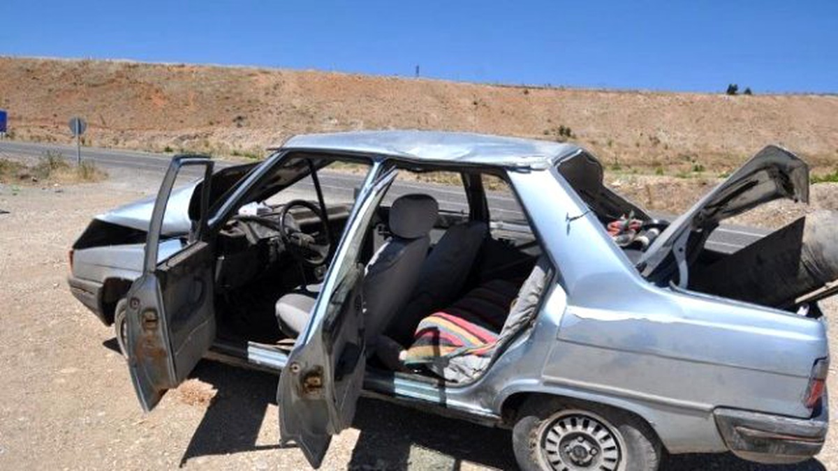 Kahta\'da Otomobil Şarampole Yuvarlandı: 4 Yaralı
