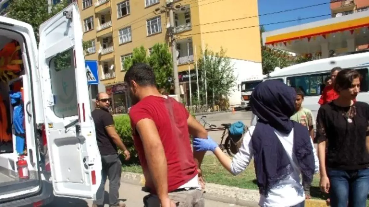 Motosiklet ile Hafif Ticari Araç Çarpıştı: 2 Yaralı