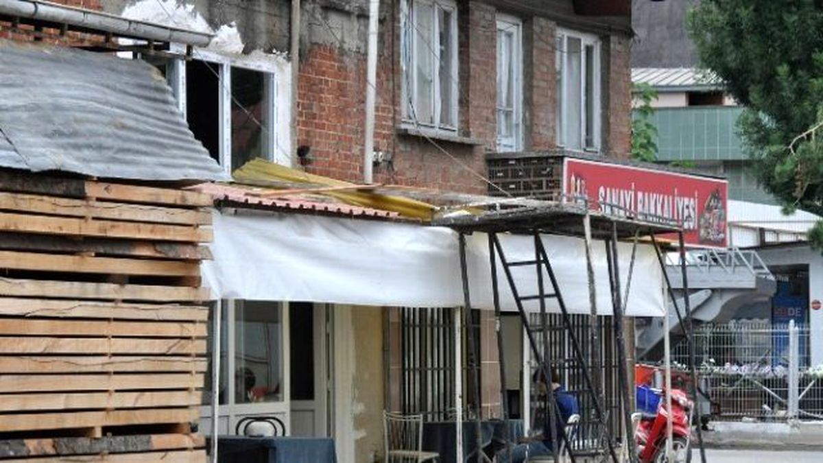 Onardığı Çatıdan Düştü