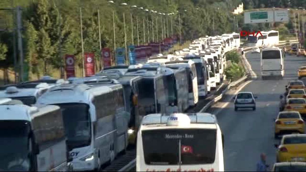 Otogarda Dönüş Yolu Çilesi Yolcular Bariyerleri Aşıp Karşı Yöne Geçtiler