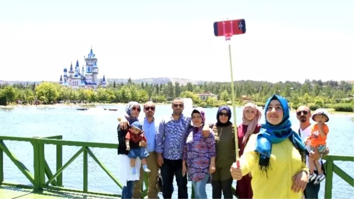 Tatilin Son Gününde Vatandaşlar Turistik Mekanlara Akın Etti