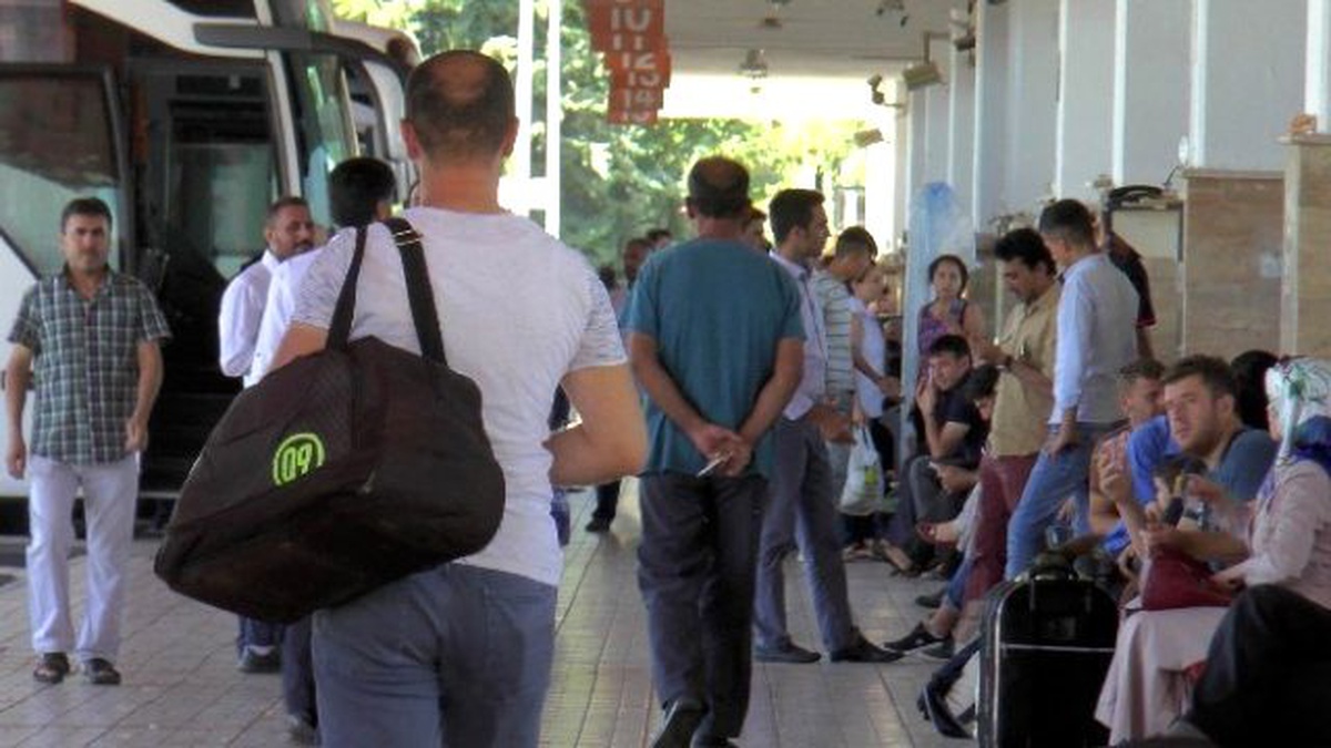 Vatandaş Tatil Dönüşü Otogarlara Akın Etti