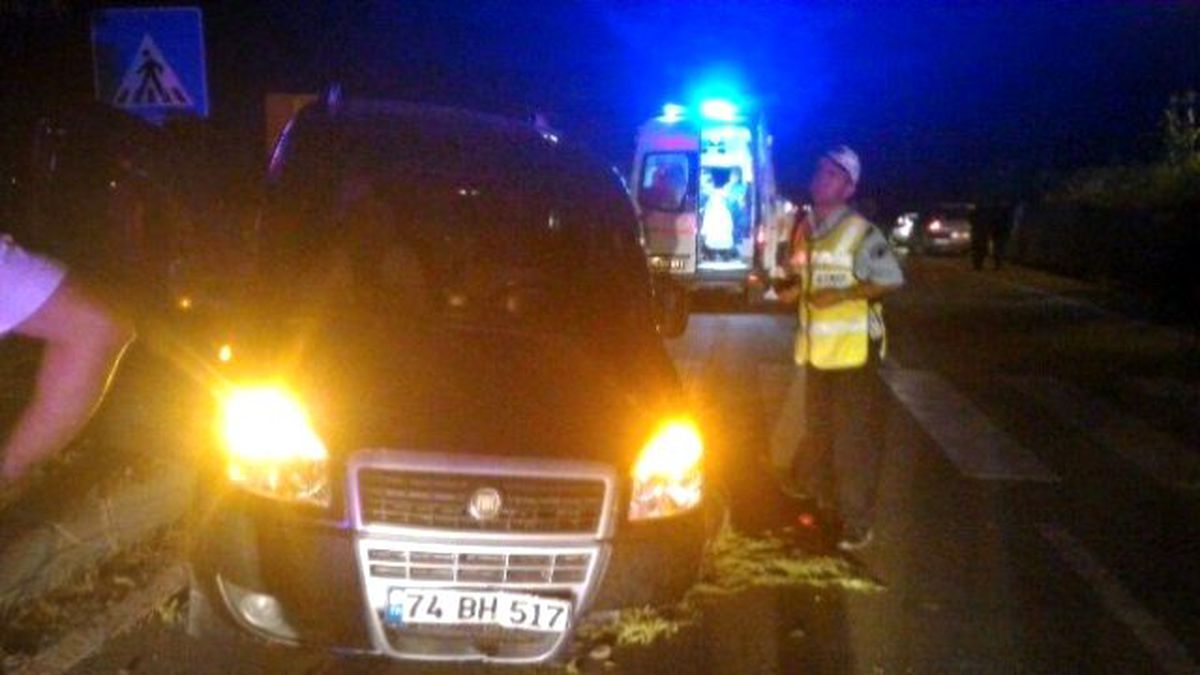 Bartın\'da Orta Refüje Çarpan Araç Karşı Şeride Geçti: 4 Yaralı