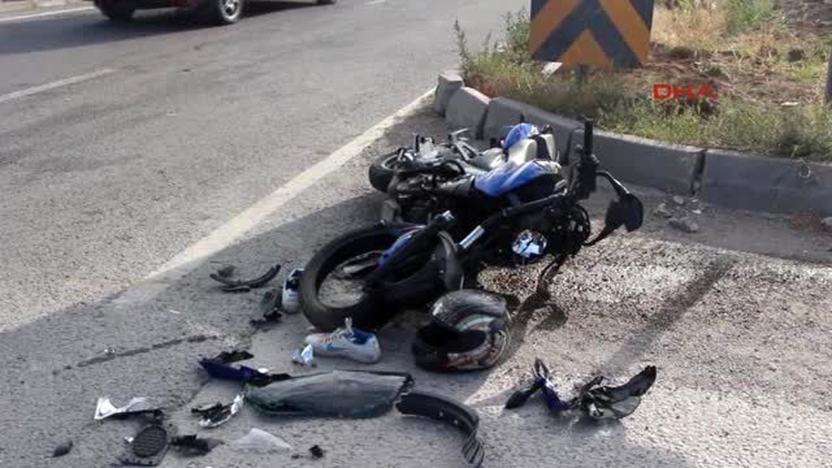 Bolu Motosiklet Sürücüsü Çarptığı Aracın Kırılan Camından İçeri Girdi