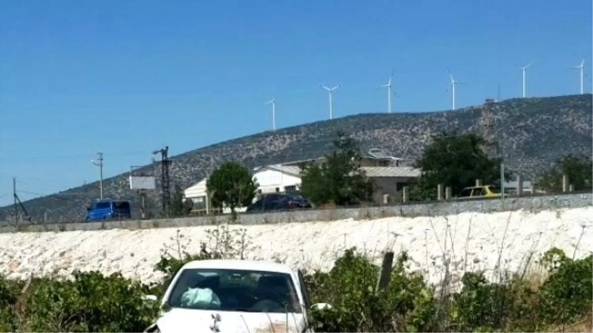 Didim\'de Yoldan Çıkan Aracın Sürücüsü Yaralandı