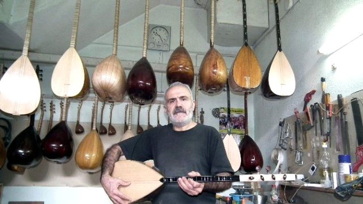 Efeler\'de Bağlama Yaşatılıyor