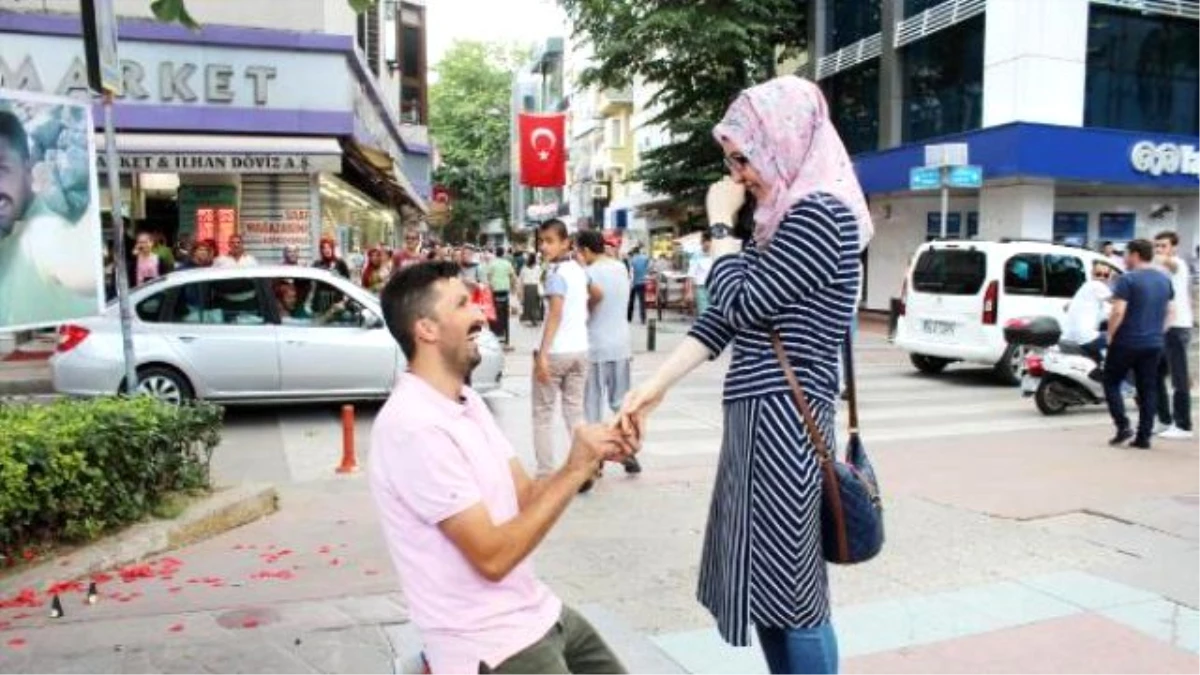 El Ele Gezerken Sürpriz Evlilik Teklifi