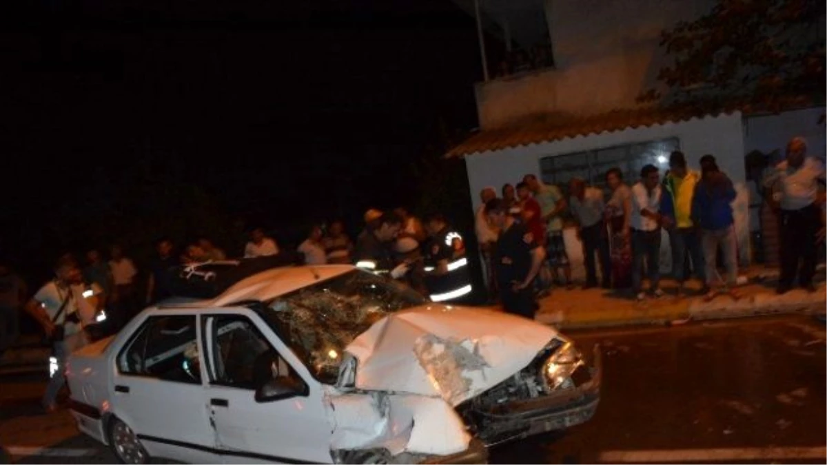 Erbaa\'da Otomobil Elektrik Direğine Çarptı: 3 Yaralı