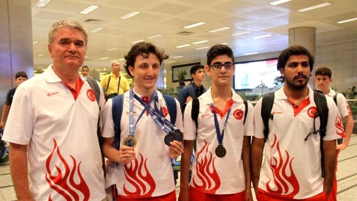 Fransa\'da Altın Madalya Kazanan Milli Yüzücü Yurda Döndü