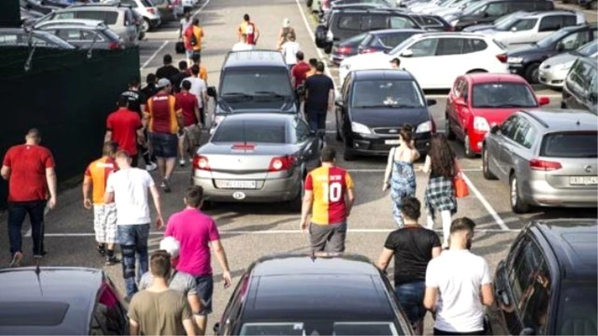 Galatasaray\'ı Karşılayan Taraftarlar Futbolcularla Görüşemedi