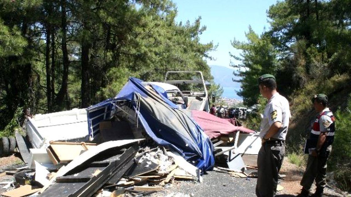 Kamyonet Karayoluna Uçtu: 1 Ölü, 3 Yaralı