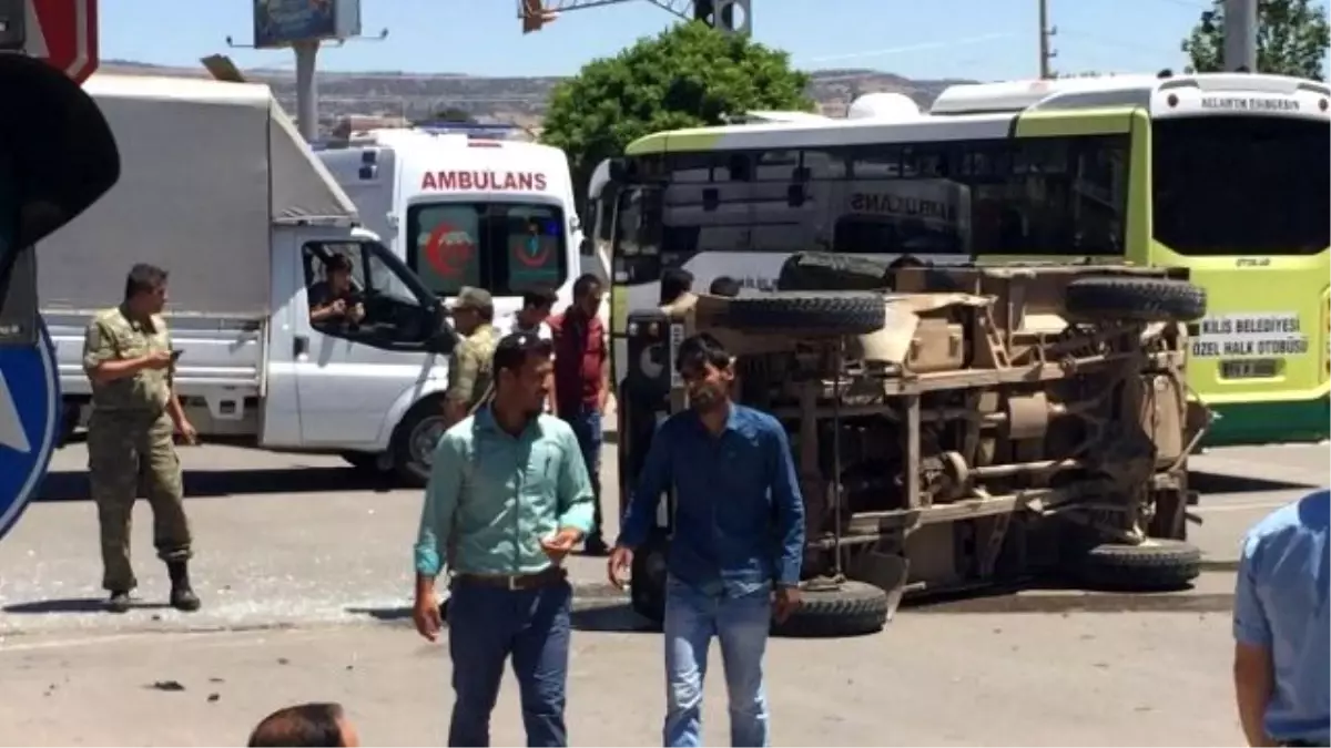 Kilis\'te Askeri Araçla Otomobil Çarpıştı: 2 Asker Yaralı