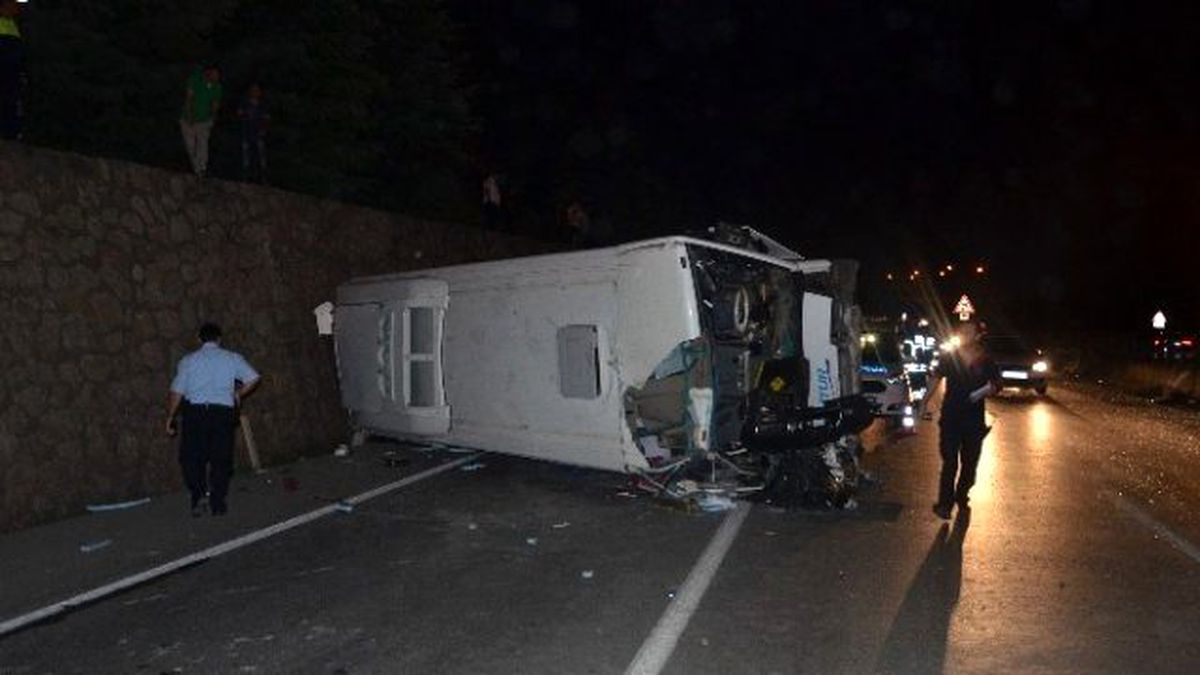 Kocaeli\'de Midibüs Devrildi: 3 Yaralı