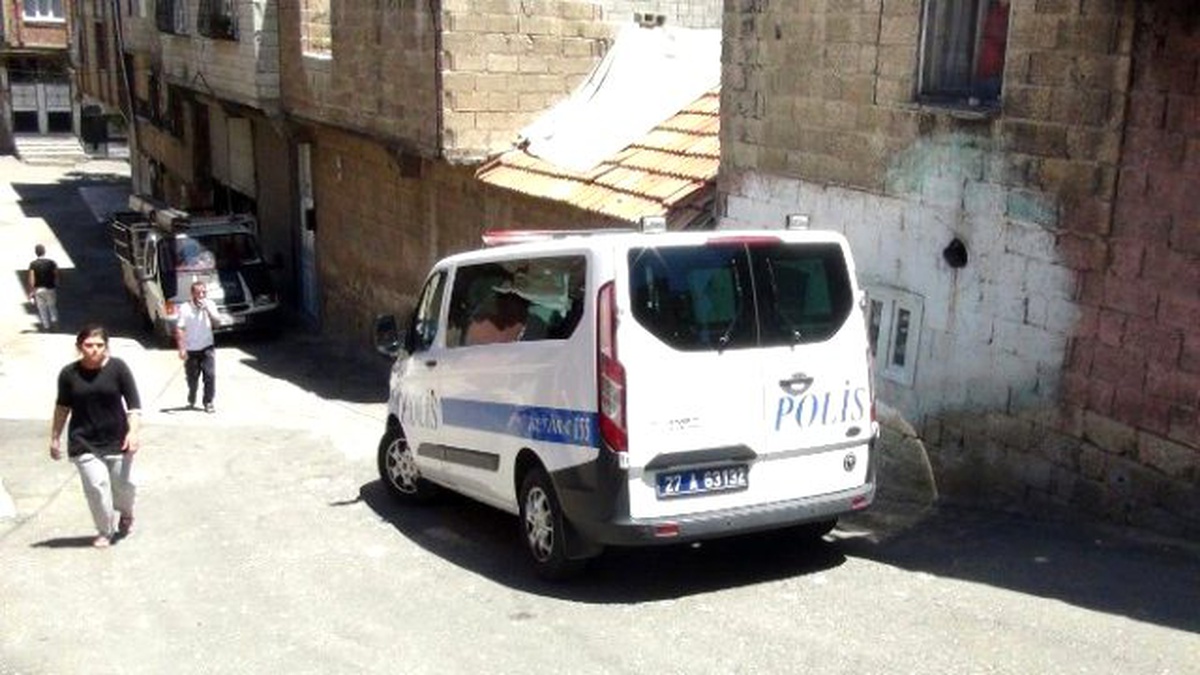 Kuzenlerin Kavgasında Yoldan Geçen Kişi Vuruldu