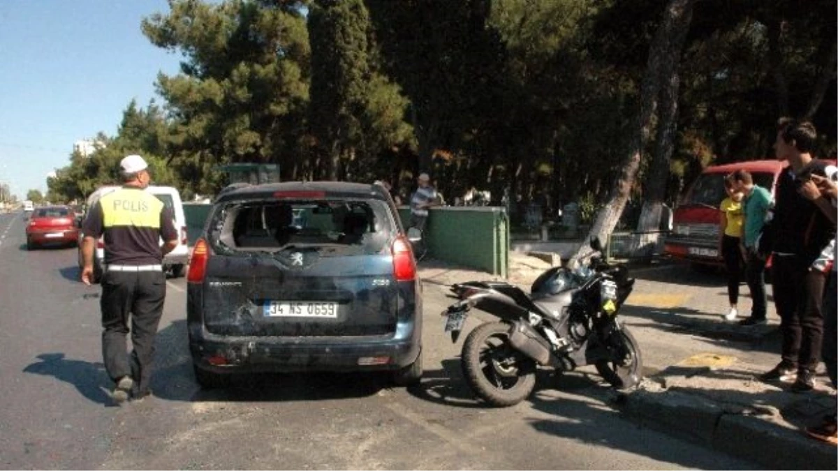 Motosiklet Önünde Giden Otomobile Çarptı: 1 Yaralı