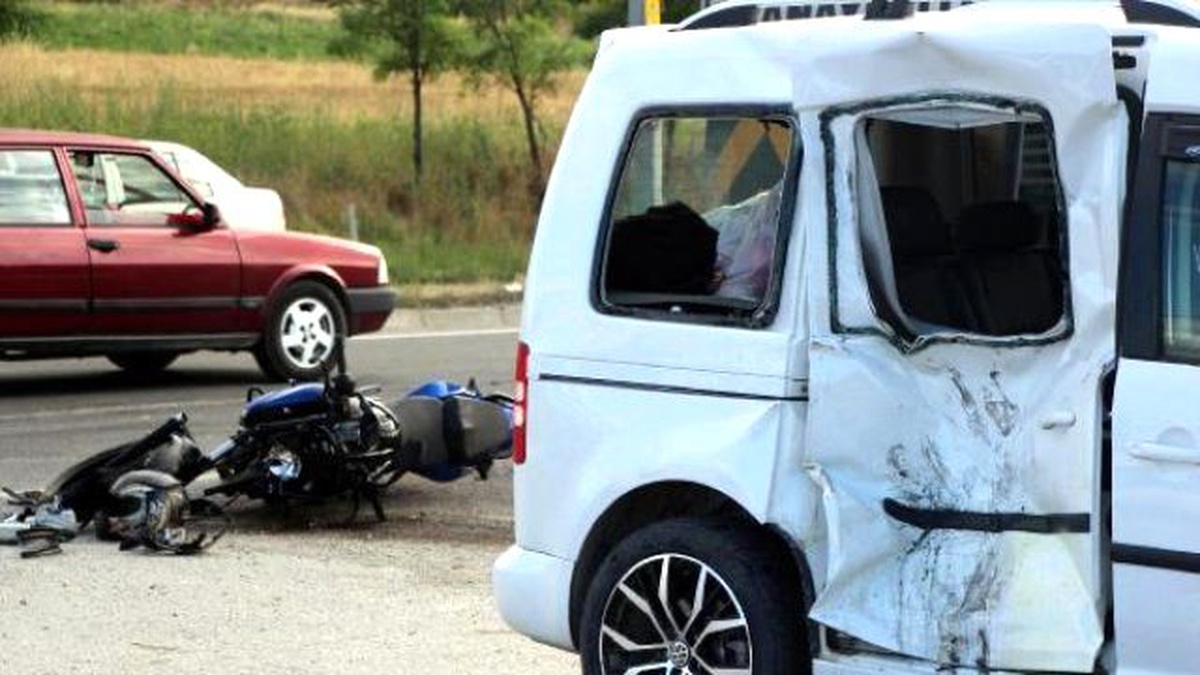 Motosiklet Sürücüsü Çarptığı Aracın Kırılan Camından İçeri Girdi