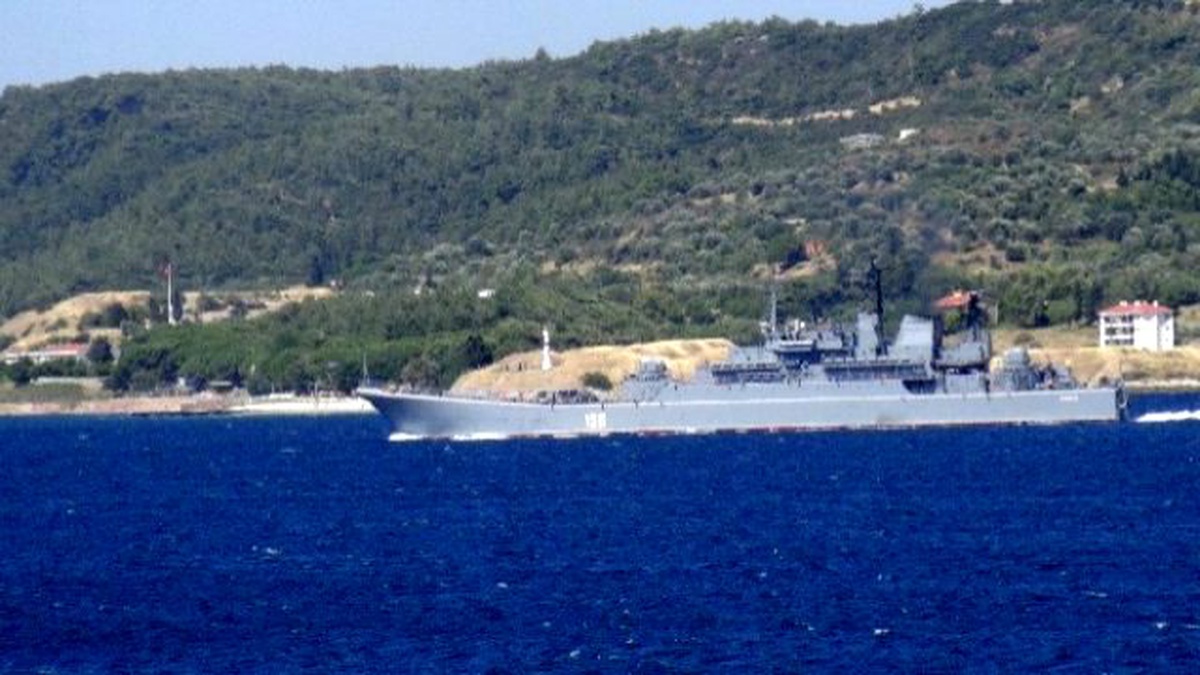 Rus Savaş Gemisi Çanakkale Boğazı\'ndan Geçti