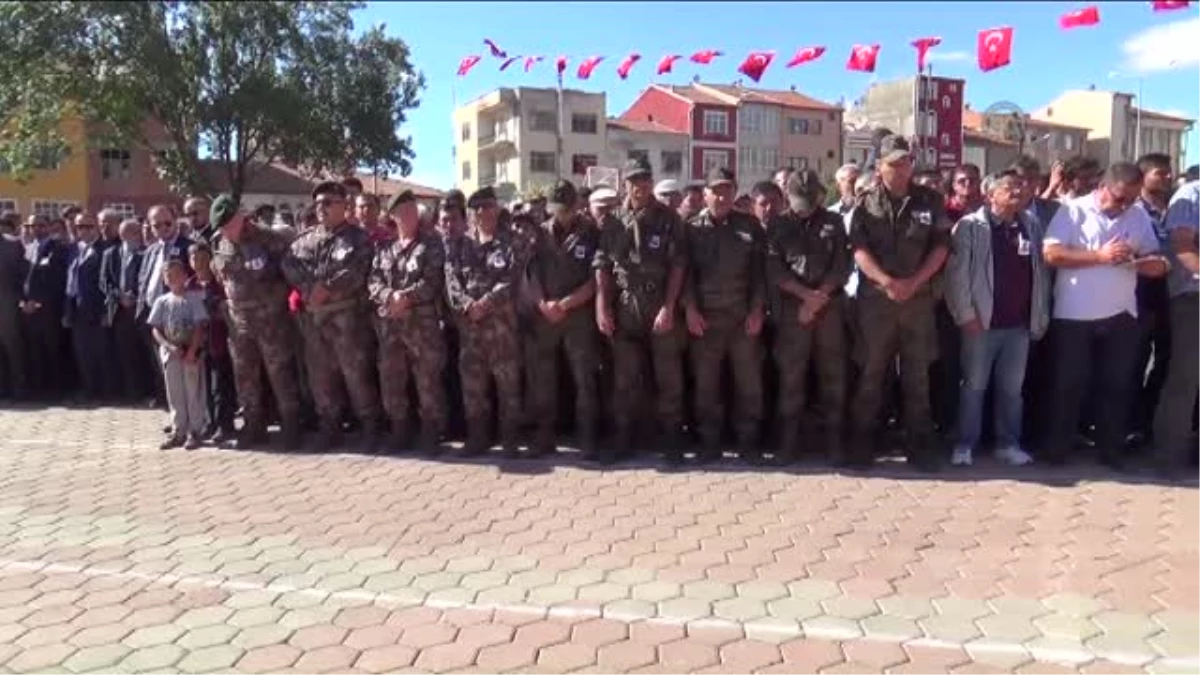 Şehit Özel Harekat Polisi Gündüz\'ün Cenazesi Toprağa Verildi
