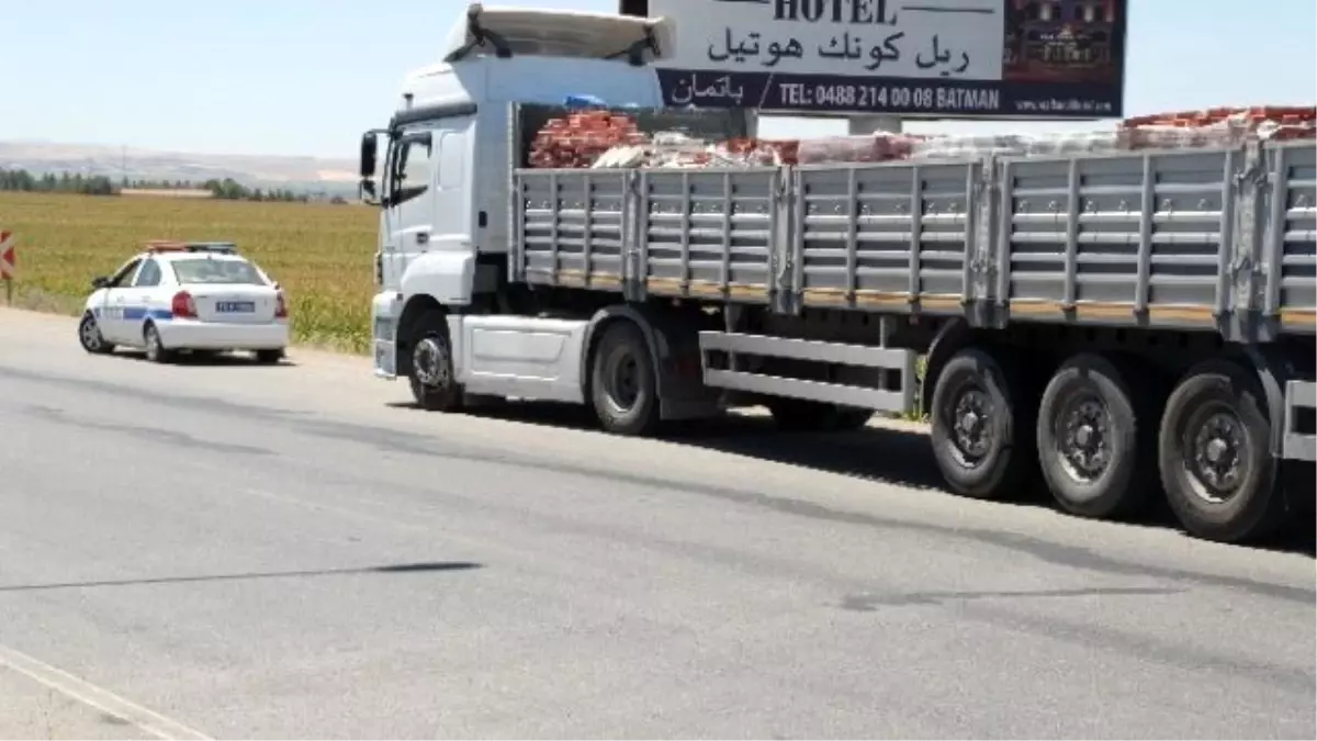 Taş Yüklü Tır, Polisi Alarma Geçirdi