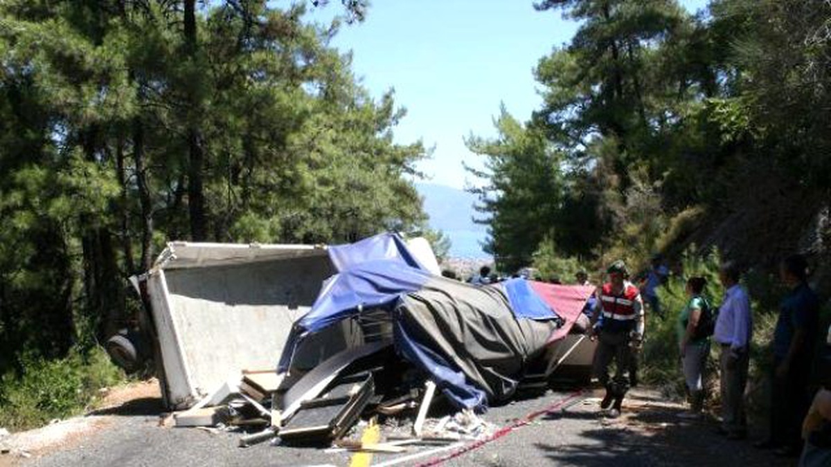 Uçurumdan Uçan Kamyonet Alt Yola Düştü: 1 Ölü, 3 Yaralı