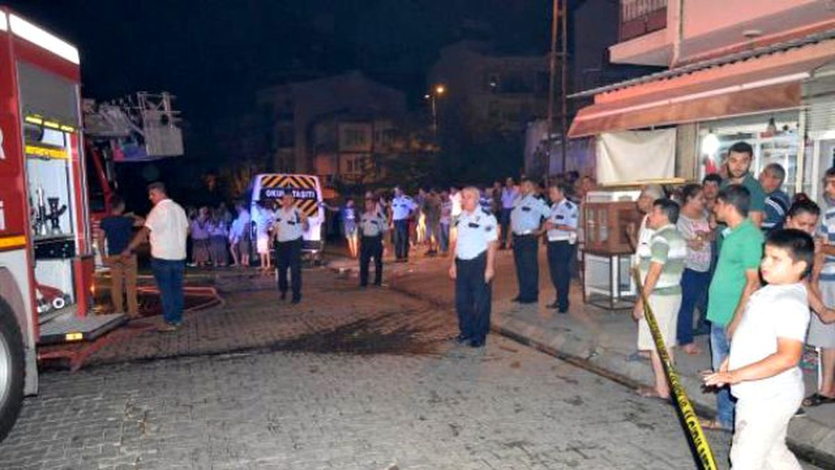 Yangında Mahsur Kalan Genç Çifti Komşuları Kurtardı