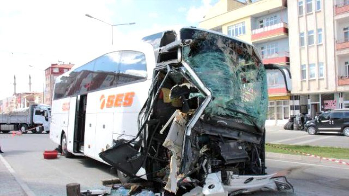 Yolcu Otobüsü Park Halindeki Tır\'a Çarptı: 1 Ölü