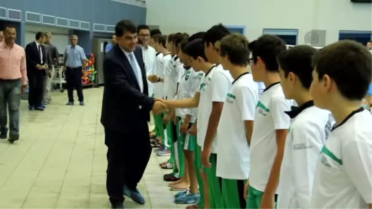 Belediye Başkanından Genç Yüzücüye Destek