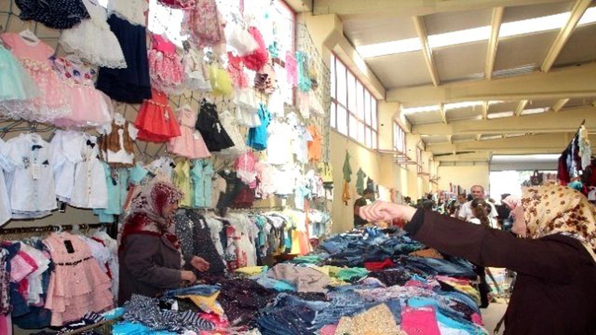 Bilecik\'te Giyim Pazarında Bayram Sonrası Durgunluğu