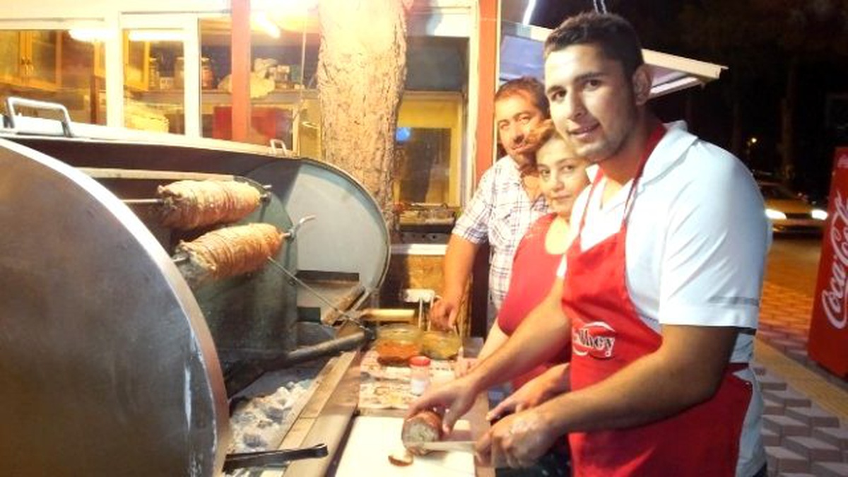 Burhaniye\'de Yazlıkçılar Kokoreci Sevdi