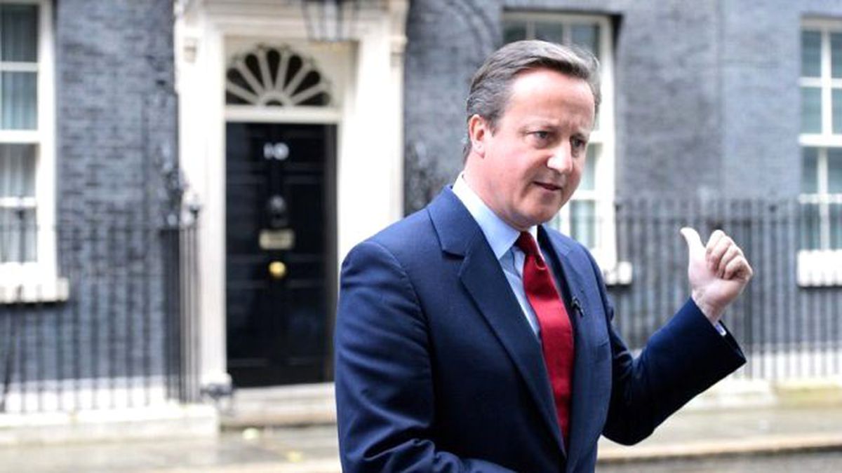 Cameron'un Mikrofonu Açık Kaldı, Mırıldandığı Şarkı Ülkede Gündem Oldu