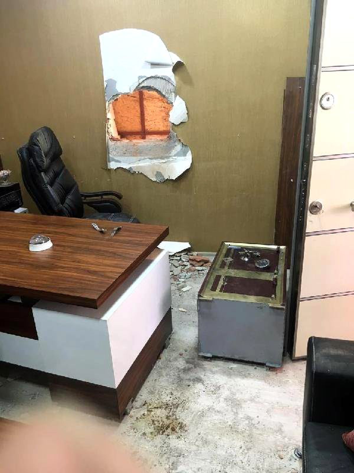 Duvarı Deldi, Kasaptan 40 Bin Lirayı Çaldı