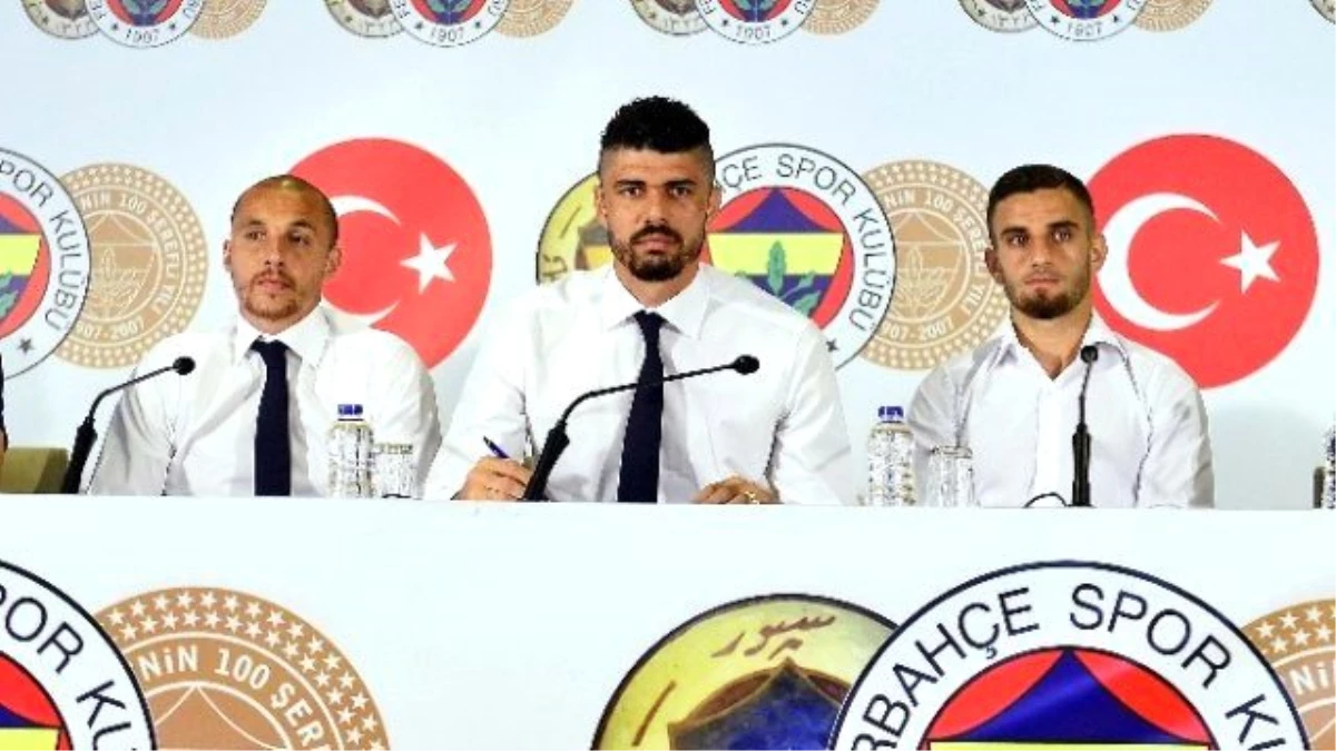 Fenerbahçe 3 Futbolcuya İmza Attırdı