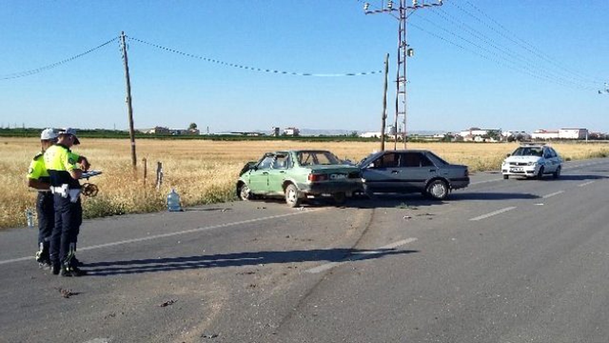 İki Otomobil Çarpıştı: 6 Yaralı