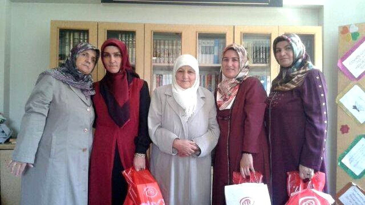 İşitme Engelli Kadın Kur\'an-ı Kerim\'i Hatmetti