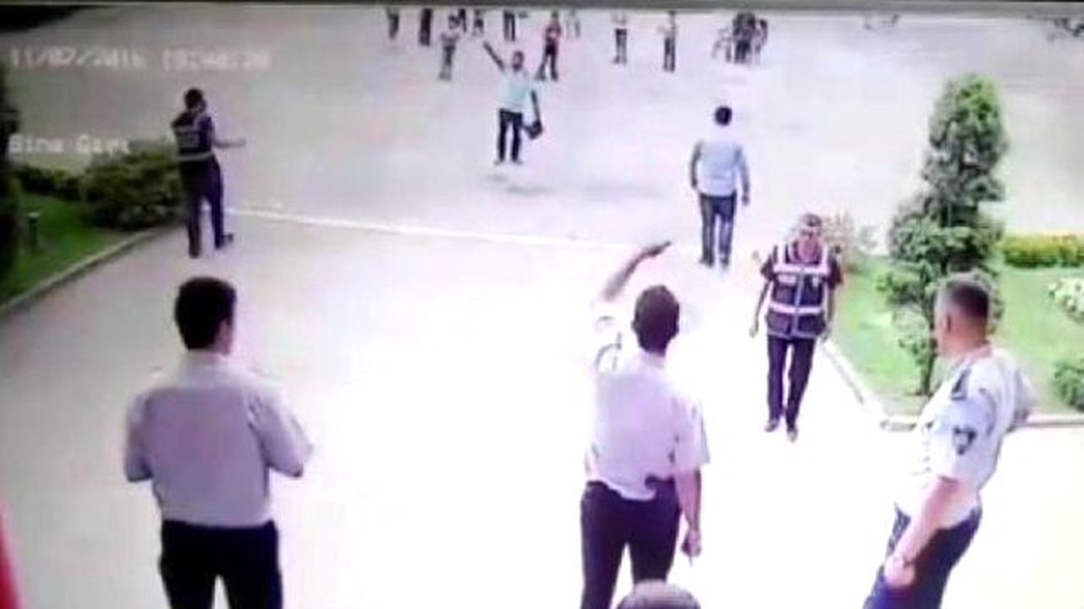 İşten Çıkarılan Temizlik İşçisi Kendisini Yakmaya Kalktı