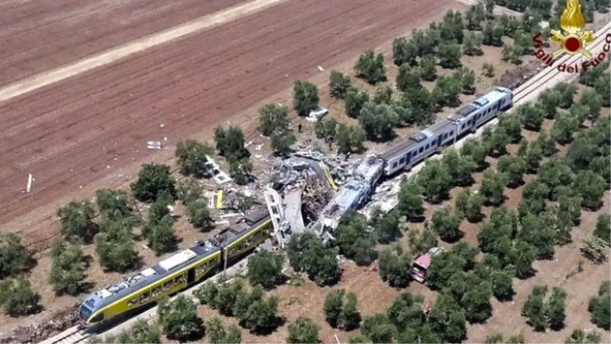 İtalya\'da İki Tren Kafa Kafaya Çarpıştı: En Az 12 Ölü