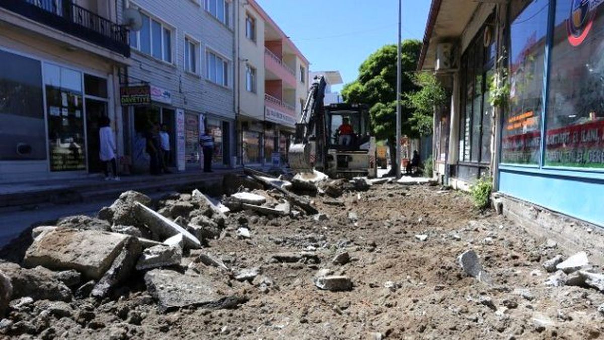Kaldırım Yenileme Çalışmaları Devam Ediyor