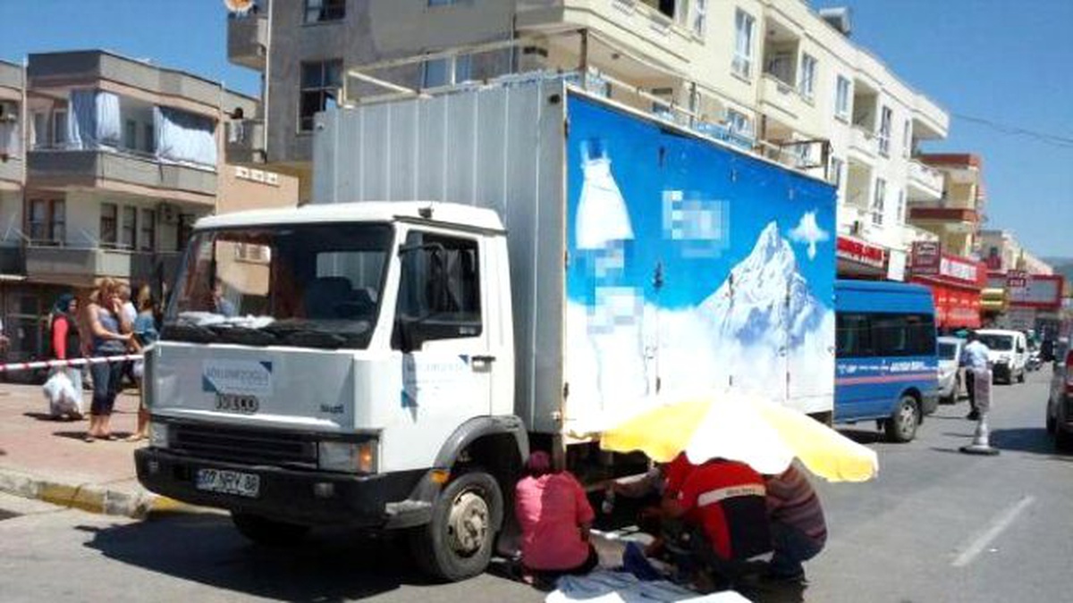 Manevra Yapan Kamyonetin Altında Kalan Çocuk Öldü