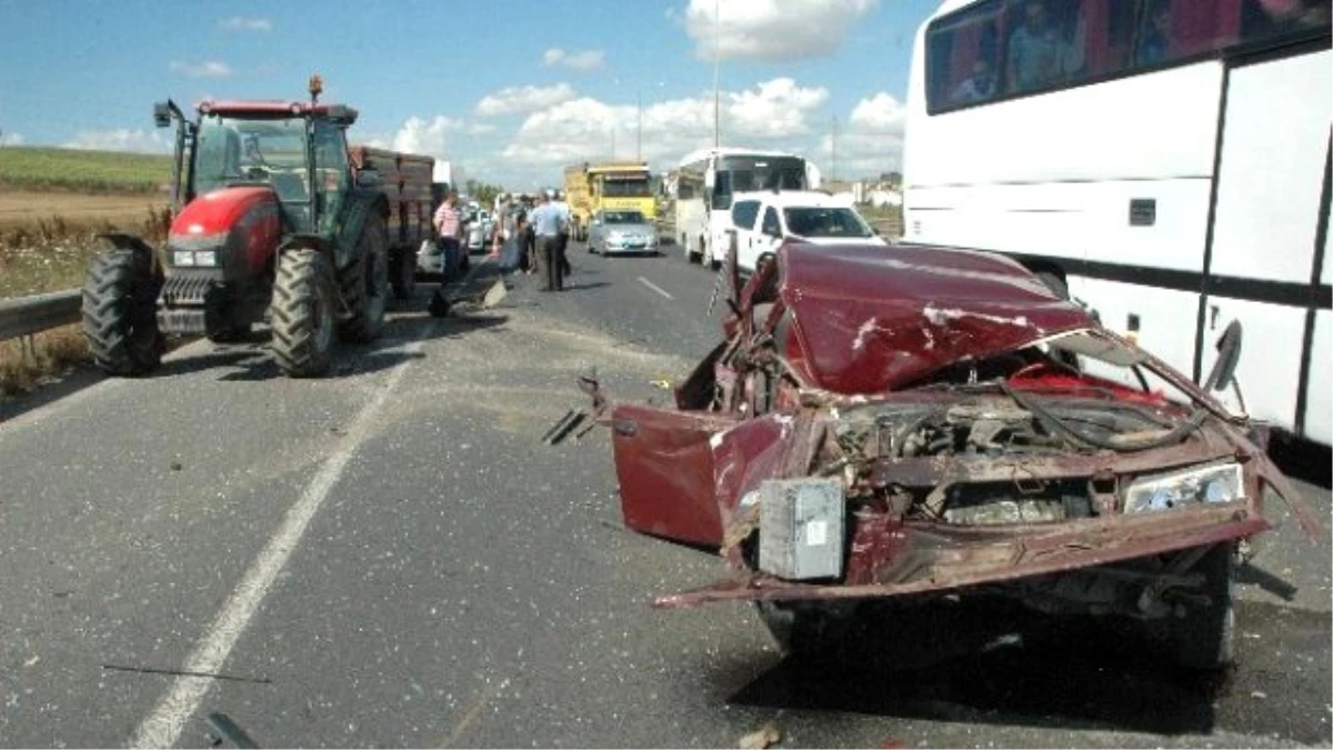 Otomobil; Minibüs, Tır ve Traktöre Çarptı: 4 Yaralı