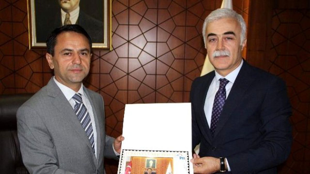 PTT\'den Vali Aktaş\'a Kişisel Pul Hediyesi