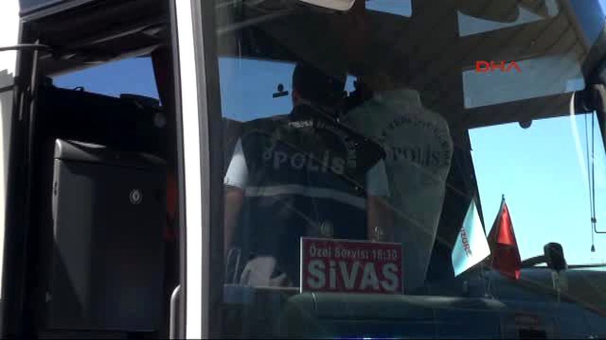 Kadın Hostes Otobüste Ayağından Vuruldu