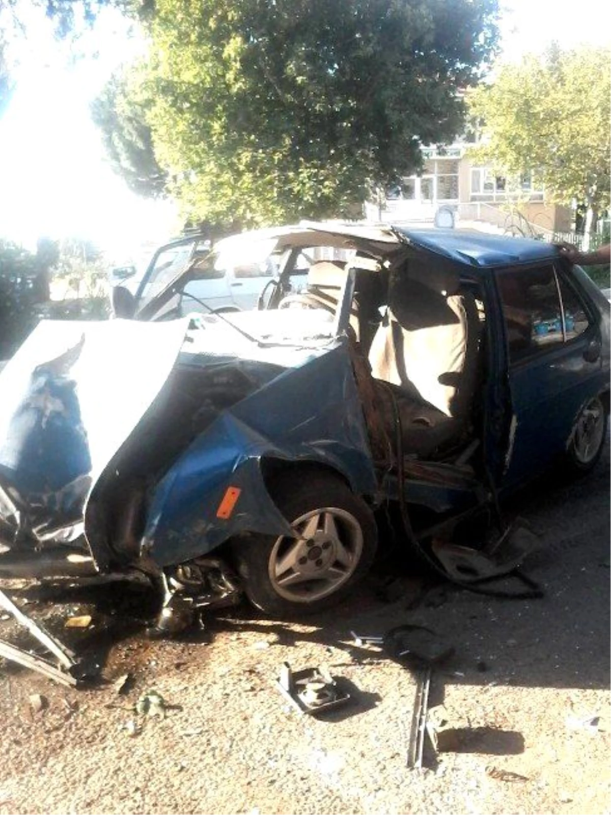 Söke\'deki Kazada Otomobil Metal Yığınına Döndü