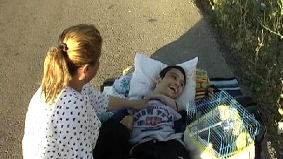 Tarlaya Uçan Otomobildeki Engelli Yusuf ile Ailesi Yara Almadan Kurtuldu