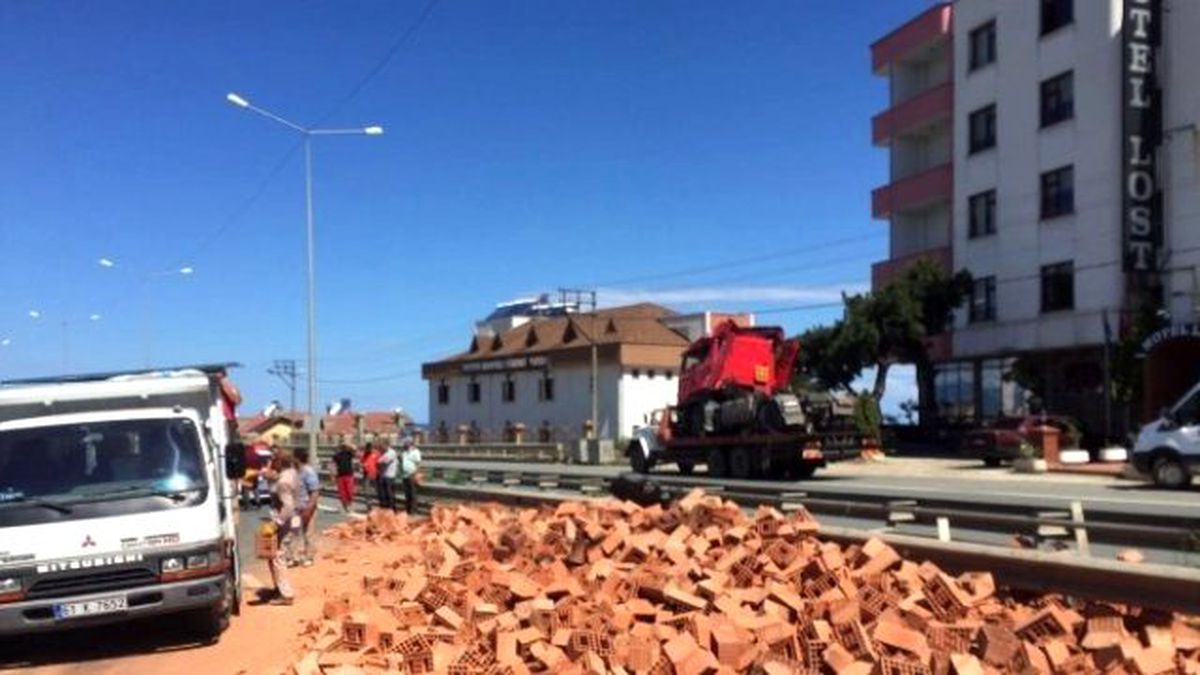 Tuğla Yüklü Tır Yola Devrildi, Karadeniz Sahil Yolu\'nda Ulaşım Durdu