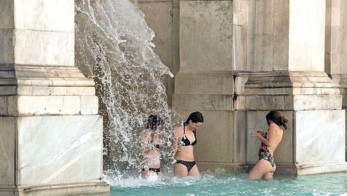 Turistler Roma'da 400 Yıllık Çeşmeye Girdi