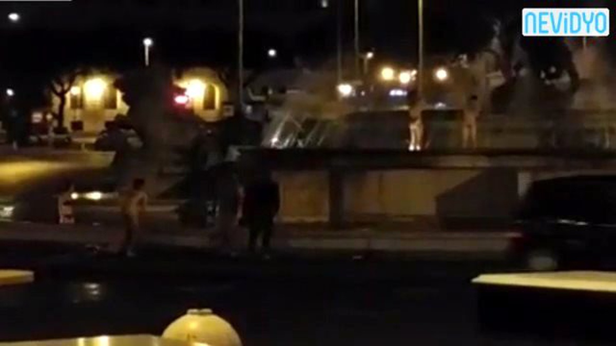 Turistler Roma\'da 400 Yıllık Tarihi Çeşmeye Girdi