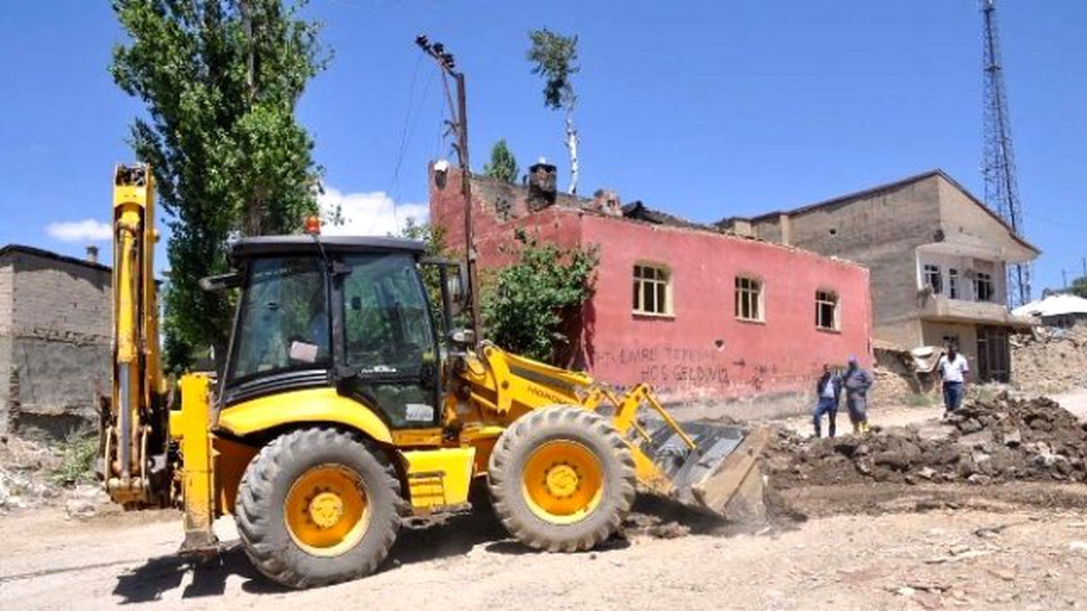 Yüksekova\'da Su İsale Hattı Onarım Çalışmaları Devam Ediyor