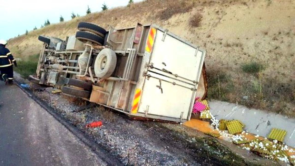 Yumurta Yüklü Kamyonet Devrildi: 2 Yaralı