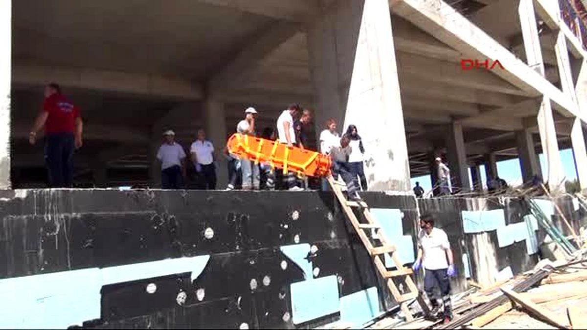 Adıyaman Avm İnşaatında Beton Dökülürken Kat Çöktü 5 İşçi Yaralandı